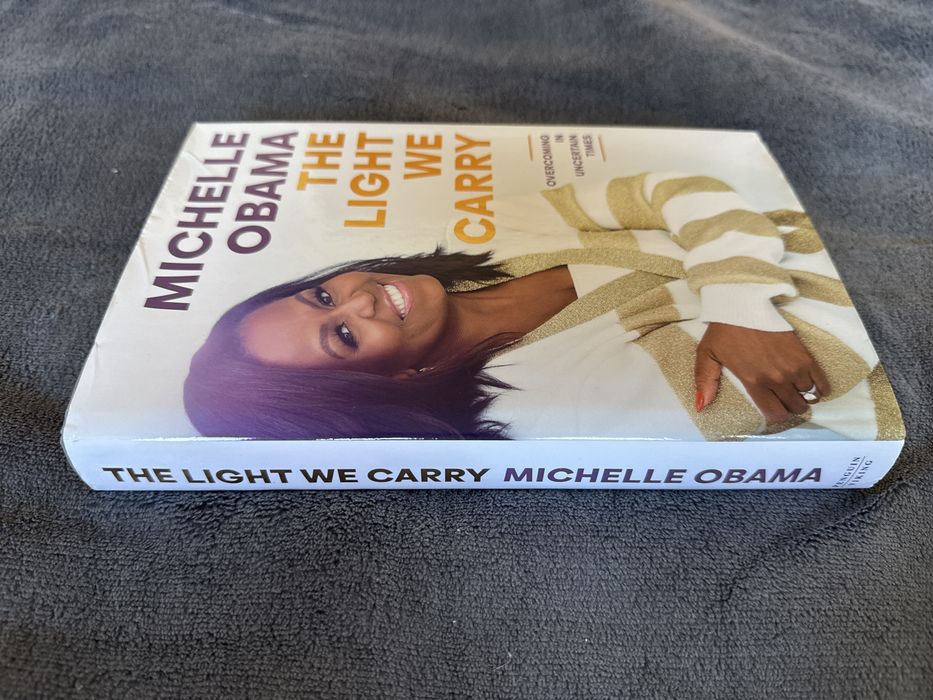 The Light We Carry – Michelle Obama (inglês) – Quase novo