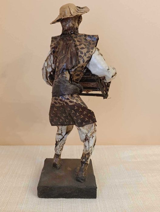 Figura artesanato homem cesto com cantaros papel maché