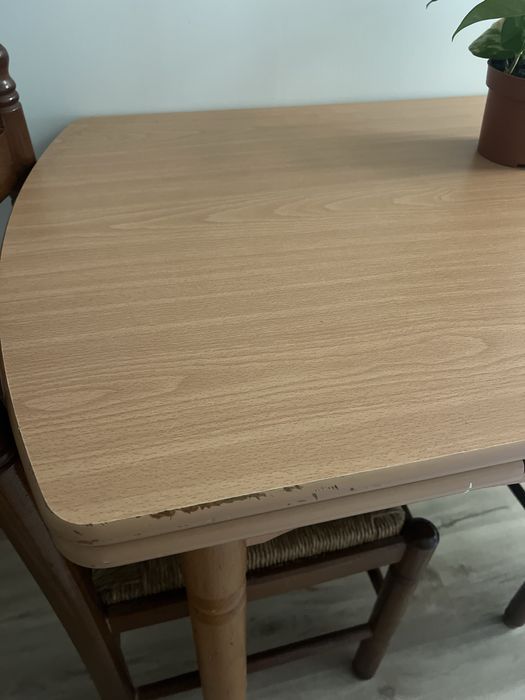Mesa extensivel com duas cadeiras incluidas