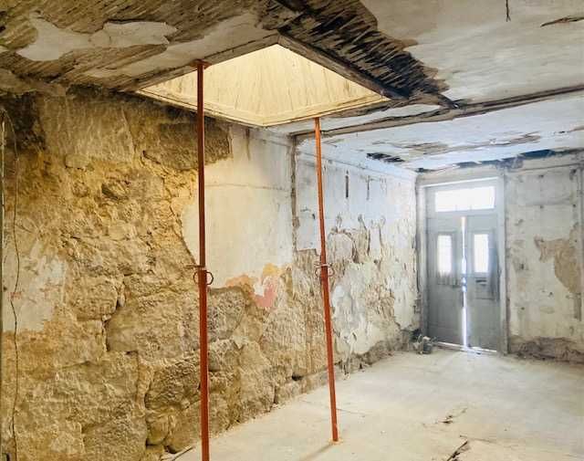 Casa para Restaurar na R Fontinha (20 metros da R St Catarina)