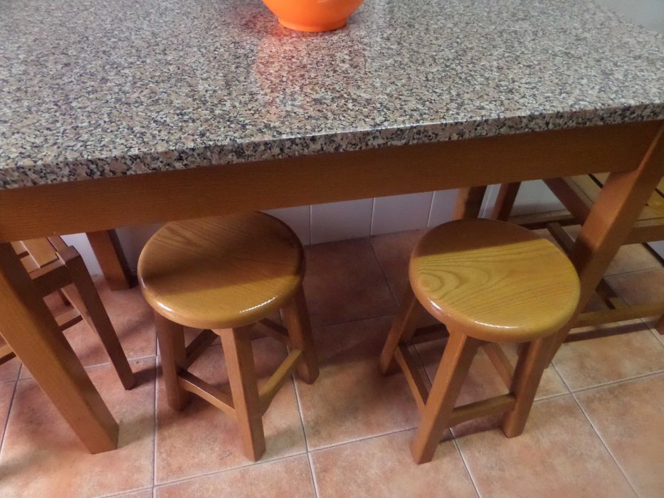 Mesa Cozinha Madeira Carvalho e Tampo de Granito, Cadeiras e Bancos