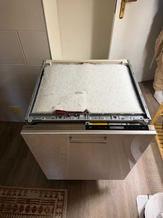 Máquina de lavar loiça Whirlpool PowerClean de encastre