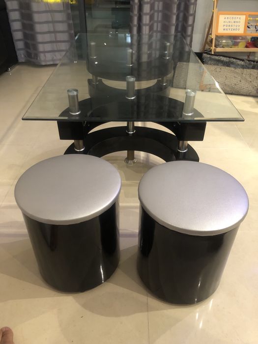 Mesa de vidro sala com 2 bancos em bom estado