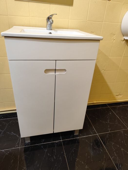 Móvel com lavatório  e torneira