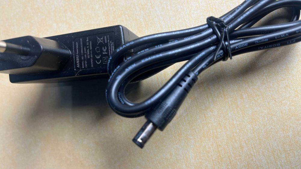 Ładowarka uniwersalna  AUKRU 5V 0,5A 2000mA, 8 końcówek spp35