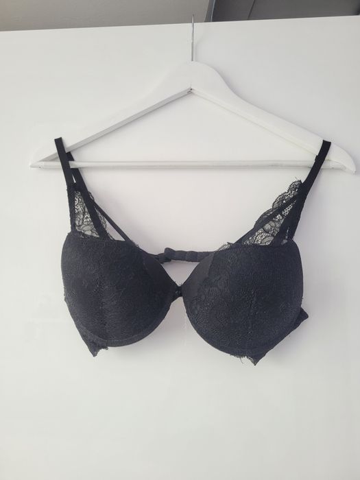 Biustonosz czarny stanik z koronką Reserved 70C