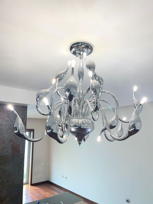 Lustre moderno cromado com 10 braços ondulados – design artístico