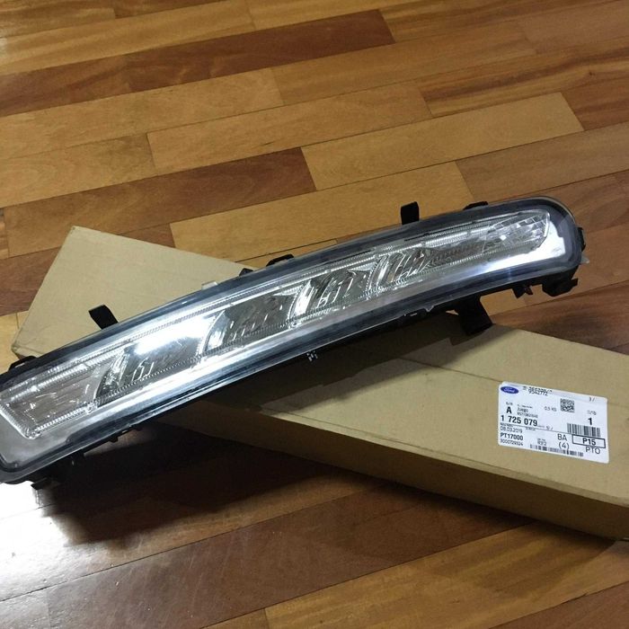 Farol dianteiro e farolim diurno Ford Mondeo 2012