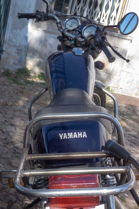 Um clássico da Yamaha - moto Yamaha SR 250, com extras