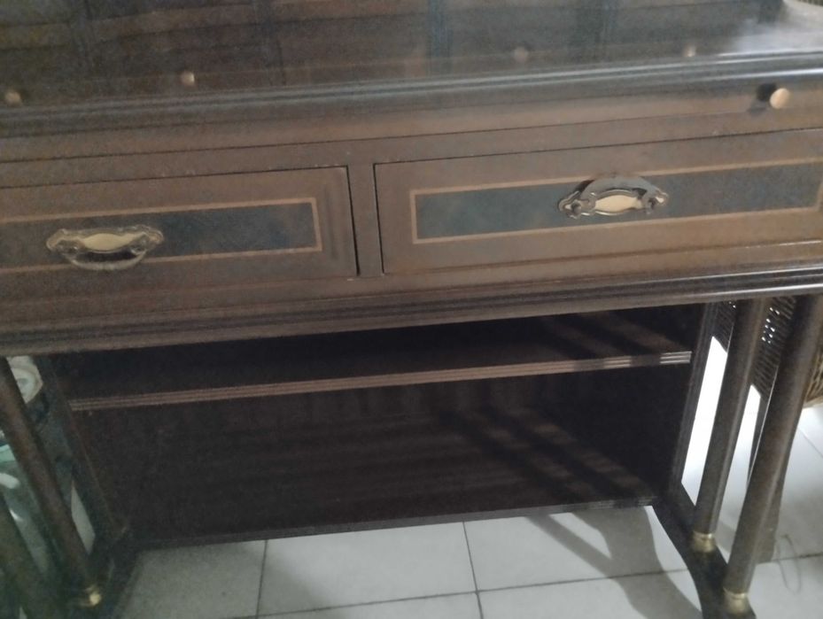 Escrivaninha em mogno.