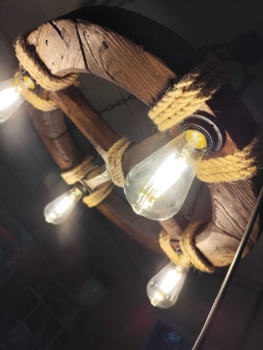 Lampa z koła drewnianego