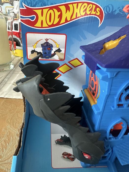Hotwheels zamek krokodyla +autko