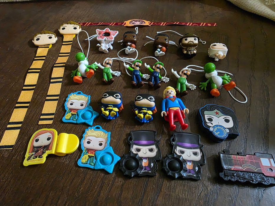 Funkos pop kinder joy harry Potter, stranger things, DC heróis e mario