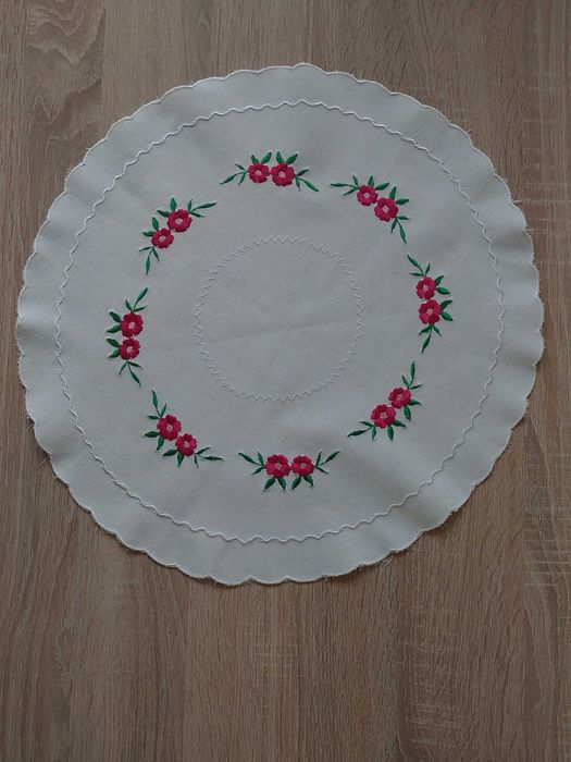 Serwetka haftowana średnica 44 cm
