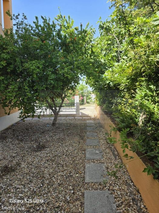 Moradia T4 com piscina e 900 m² de terreno na Quinta da Serralheira,