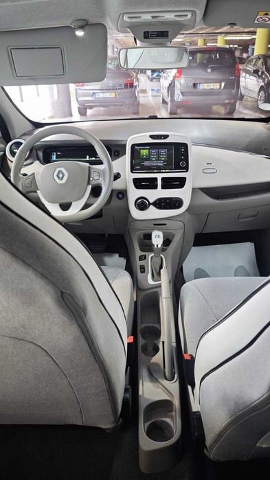 Zoe poucos KMS. Carro da mulher