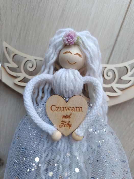 Aniołek z makramy wiszący komunia święta chrzest