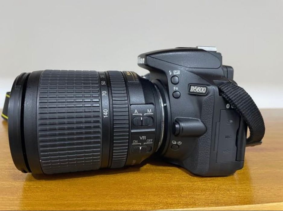 Vendo Nikon D5600 com lente e acessórios