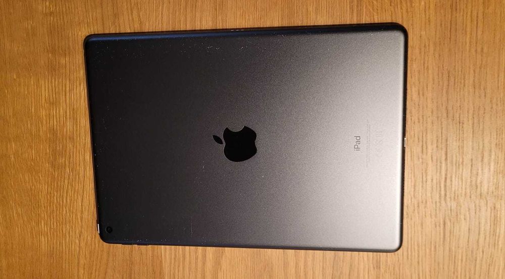 iPad 7th gen Wi-Fi 32 GB space gray + klawiatura Logitech Combo Touch
