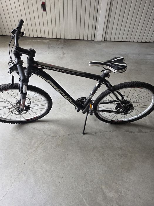 Bicicleta com travões de disco e a óleo