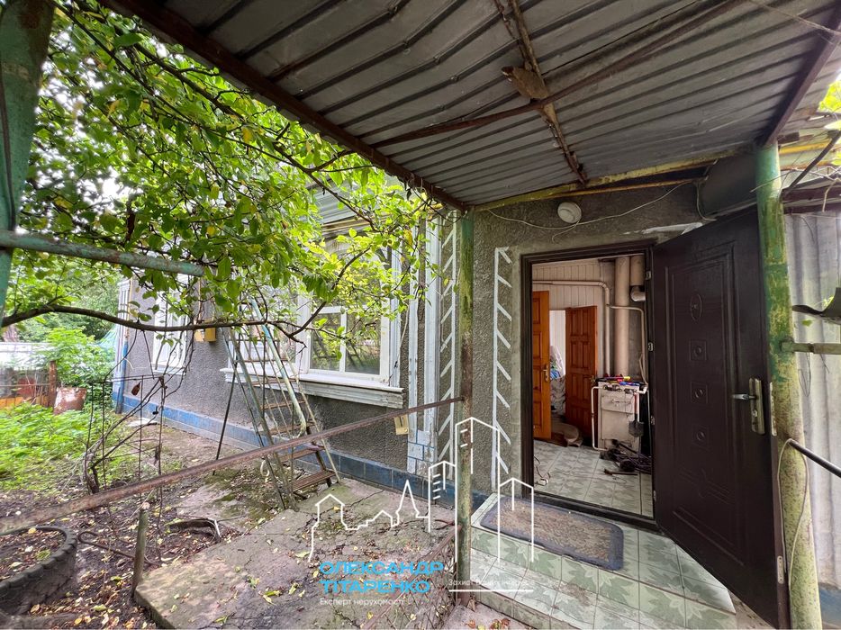 Продам частину будинку з власним двориком в місті!