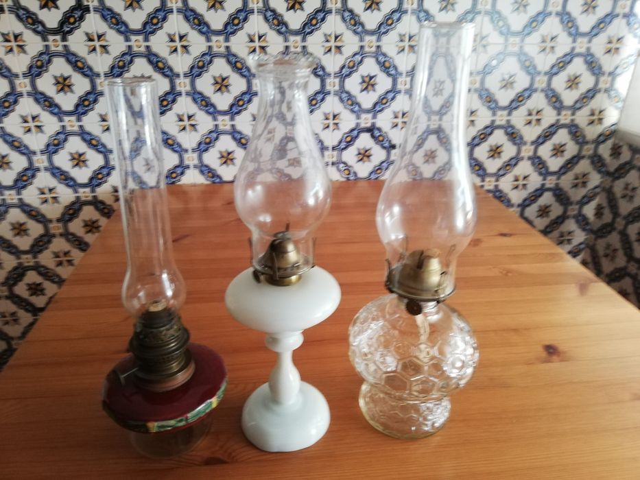 Três candeeiros diferentes, bastante antigos