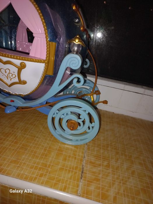 Продам карету з коником і лялькою для дівчинки