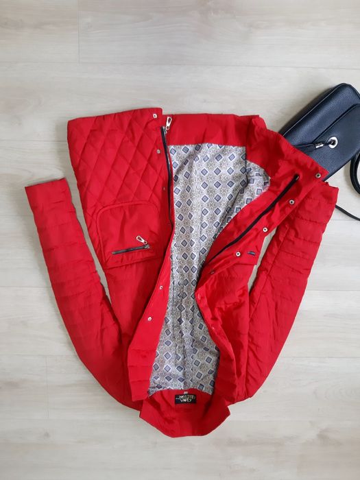 Стьобана куртка червоного кольору