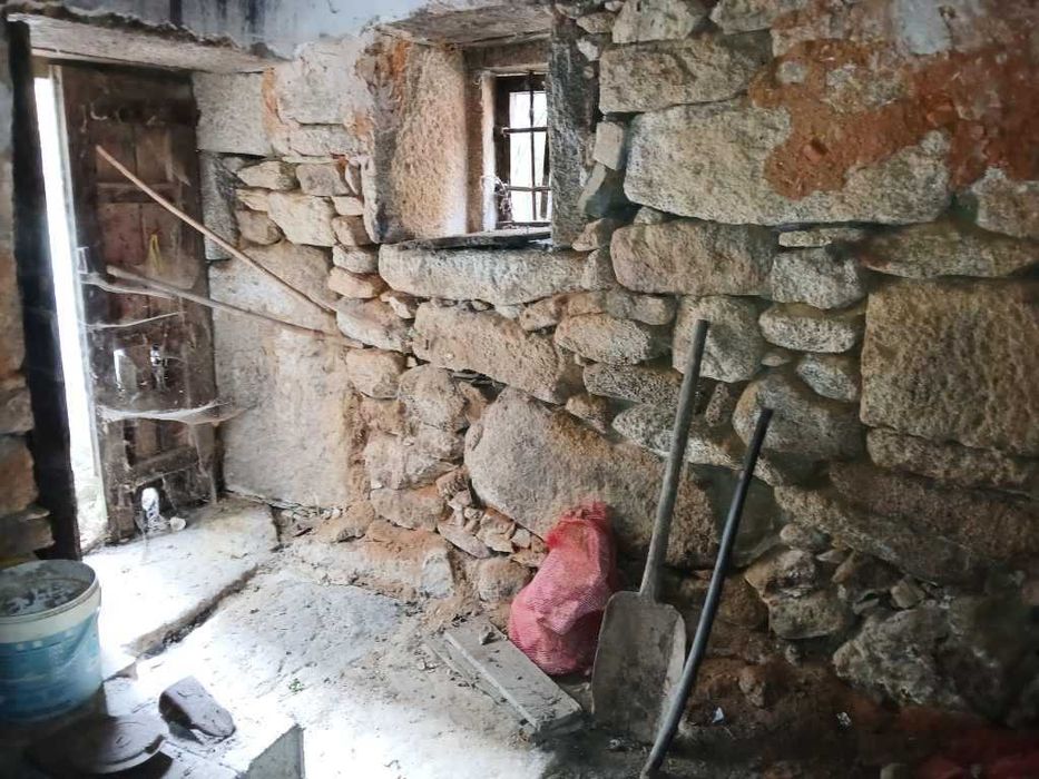 Casa de Aldeia para restauro