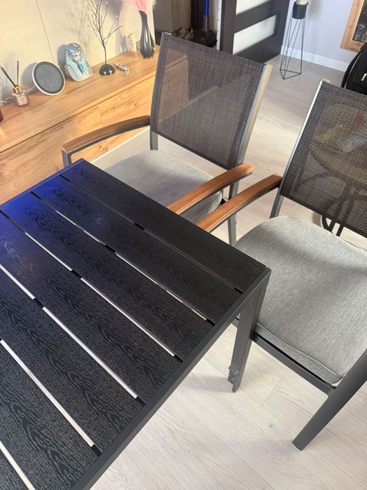 Krzesła ogrodowe i stolik