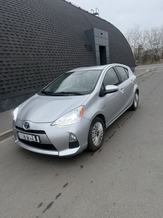 Toyota Prius C гібрид газ бензин