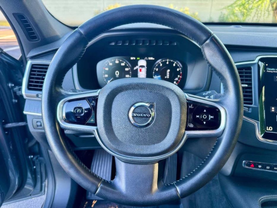 Volvo XC90 T6 Momentum 6-Passenger      2020