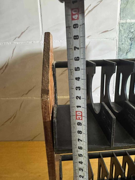 Stojak na VHS z plastikowymi przegródkami – drewniany, na 24 kasety