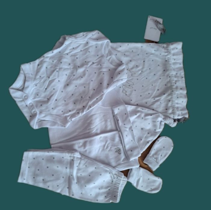 Дуже гарний набір одягу для новонародженого!