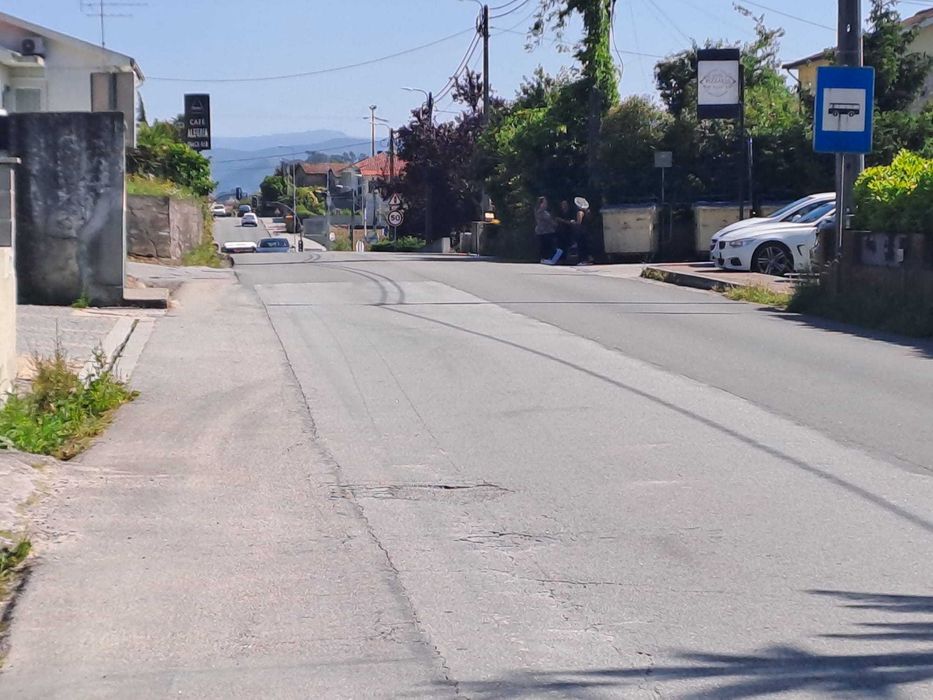 Moradia T3 em pedra azul junto a estrada Termas de S. Vicente-Penafiel