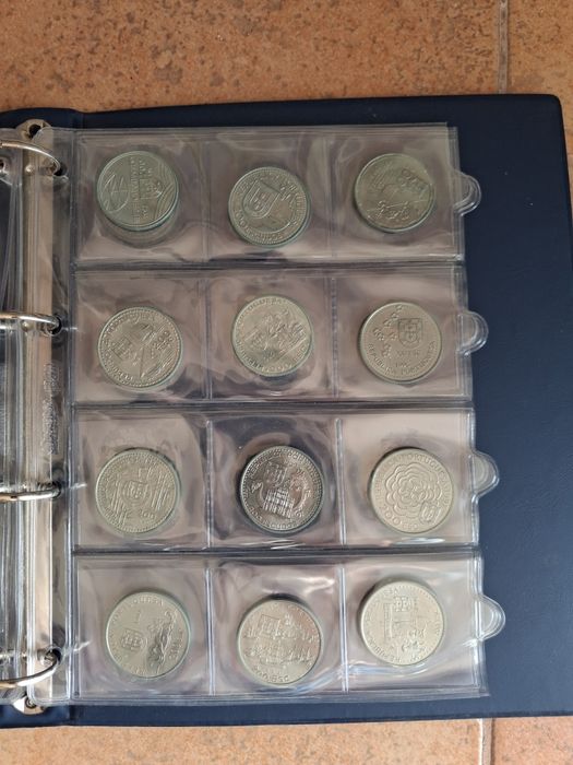Coleção de 300  moedas portuguesas comemorativas e antigas – 3 pastas numismática