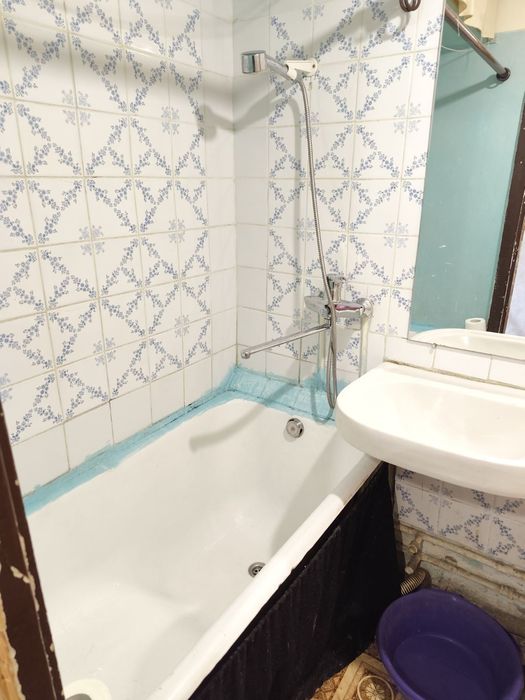 Гостинка с балконом, рядом метро.