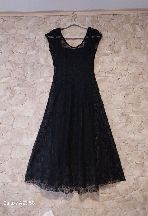 Elegancka sukienka z koronki w czarnym kolorze S/M