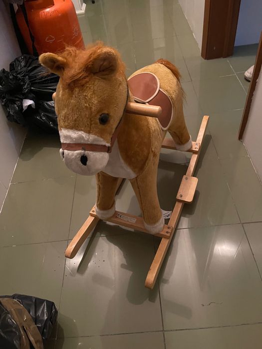 Cavalinho de madeira criança