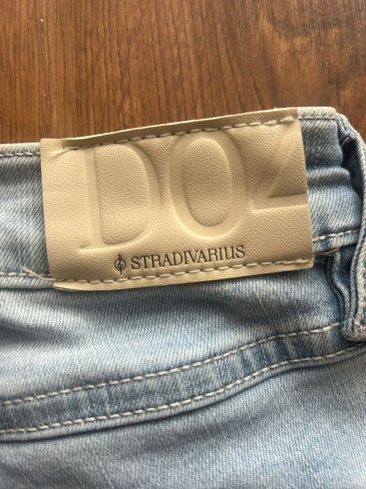 Jeansy dzwony Stradivarius D04