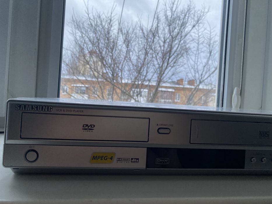 Продаю відеомагнітофон у робочому  стані