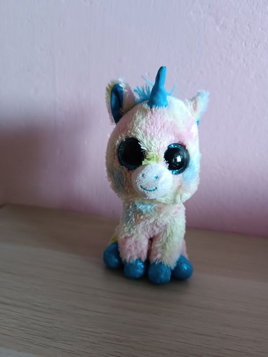 Maskotka pluszowy jednorożec model Blitz z kolekcji Ty Beanie Boos 19 cm