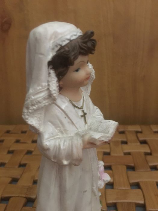 Figurka dziewczynki z ksiazka 17 cm.