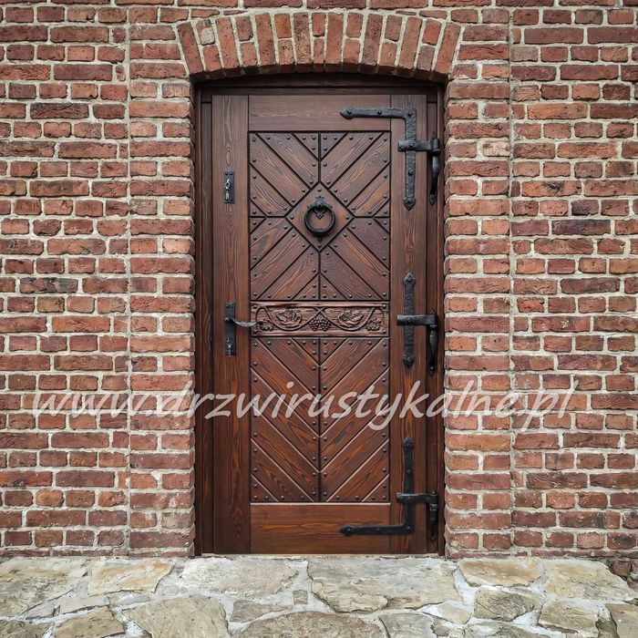 Drzwi drewniane zewnętrzne - rzeźbione - kute zawiasy - rustykalne