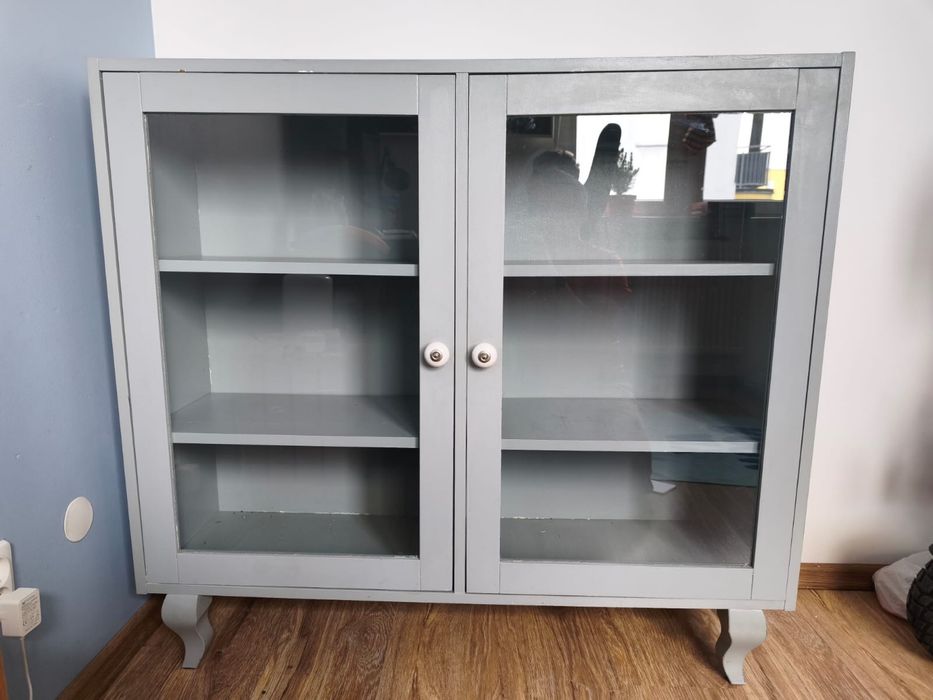 Witryna komoda szara na nóżkach