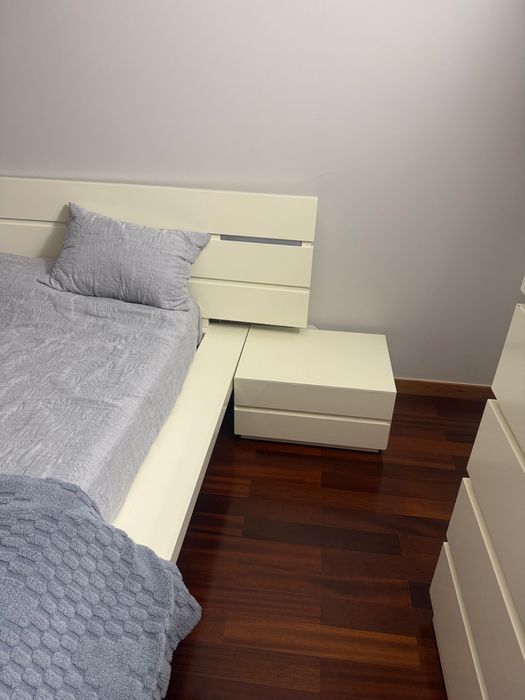 Cama de casal branca