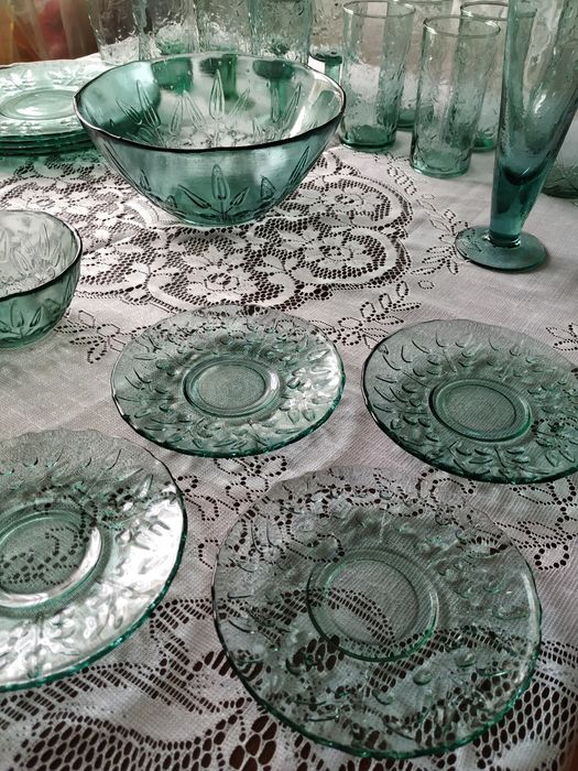 Ręcznie robiona szklana zastawa z motywem gałązek oliwnych