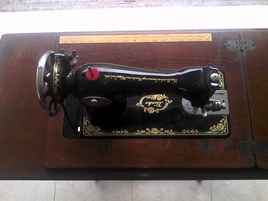 Máquina de costura antiga64739701360385124