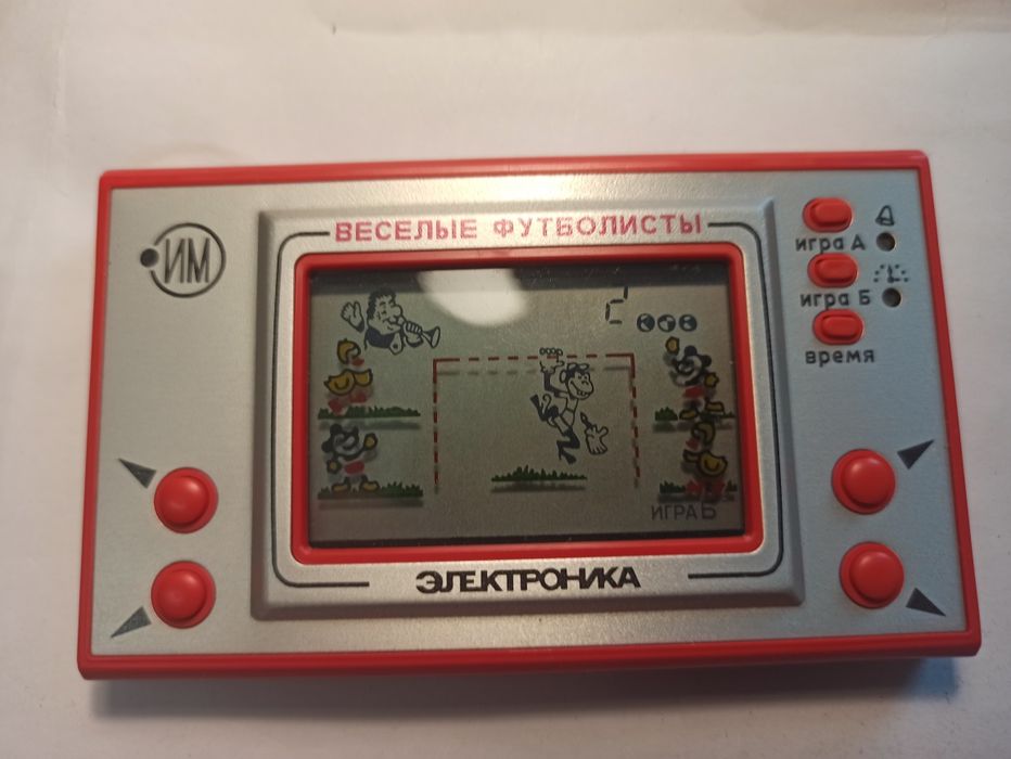 Gra elektroniczna z czasów PRL-u "Weseli footboliści". ZSRR