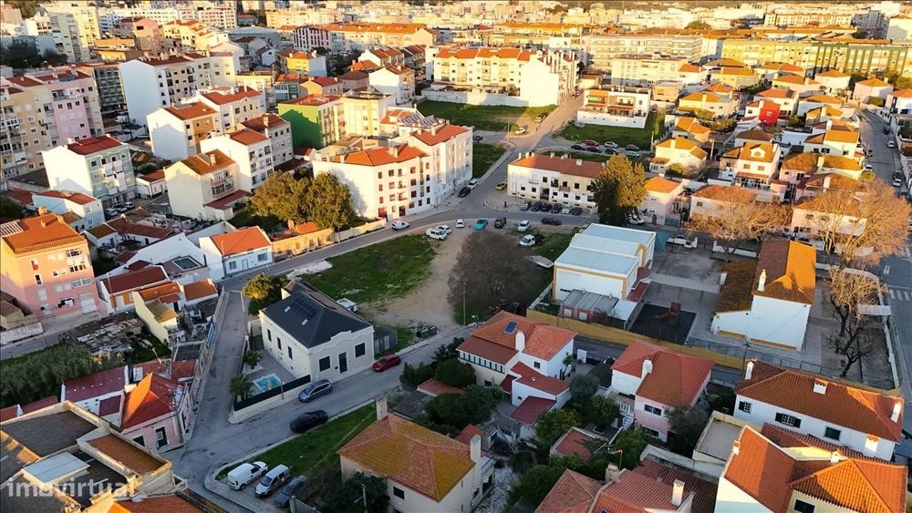 Terreno Urbano com Edifício Aprovado para 11 T2 e 7 T3, no Coração de